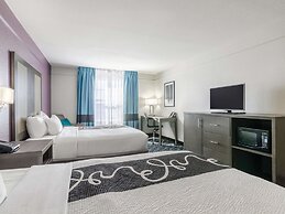 La Quinta Inn & Suites by Wyndham Kansas City Airport