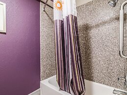 La Quinta Inn & Suites by Wyndham Kansas City Airport