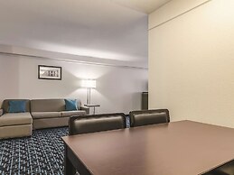 La Quinta Inn & Suites by Wyndham Kansas City Airport