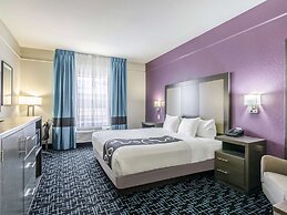 La Quinta Inn & Suites by Wyndham Kansas City Airport