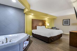 Clarion Pointe Staunton East