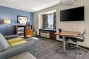 Clarion Pointe Staunton East