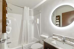 Clarion Pointe Staunton East