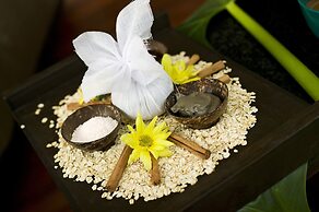 Alamanda Palm Cove by Lancemore