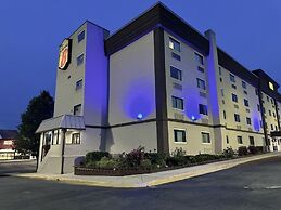 Super 8 by Wyndham Frederick