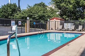 Comfort Inn & Suites Hamilton Place