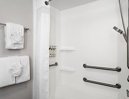 Holiday Inn Express Indianapolis Airport by IHG