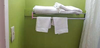 Super 8 by Wyndham Ruther Glen Kings Dominion Area