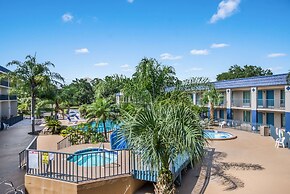 Clarion Inn & Suites Central Clearwater Beach