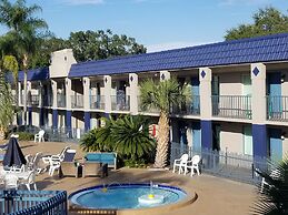 Clarion Inn & Suites Central Clearwater Beach