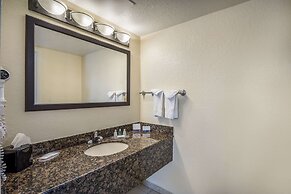 Clarion Inn & Suites Central Clearwater Beach