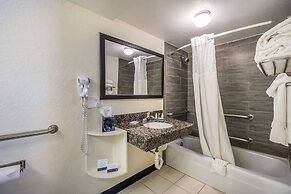 Clarion Inn & Suites Central Clearwater Beach