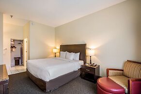 Clarion Inn & Suites Central Clearwater Beach