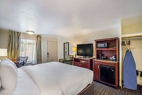 Clarion Inn & Suites Central Clearwater Beach