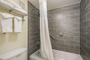 Clarion Inn & Suites Central Clearwater Beach