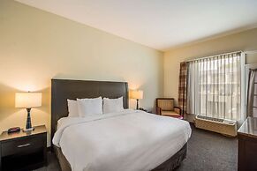 Clarion Inn & Suites Central Clearwater Beach