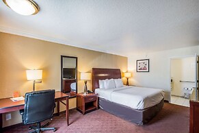 Clarion Inn & Suites Central Clearwater Beach
