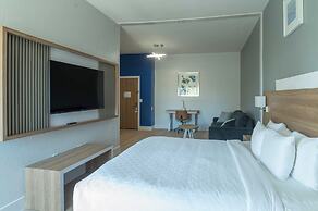 Clarion Inn & Suites Central Clearwater Beach