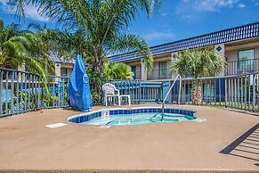 Clarion Inn & Suites Central Clearwater Beach