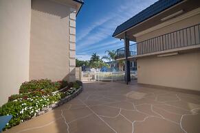Clarion Inn & Suites Central Clearwater Beach