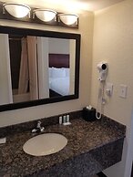 Clarion Inn & Suites Central Clearwater Beach