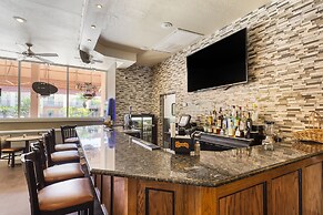 Clarion Inn & Suites Central Clearwater Beach