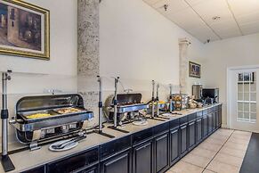 Clarion Inn & Suites Central Clearwater Beach