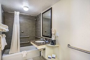 Clarion Inn & Suites Central Clearwater Beach