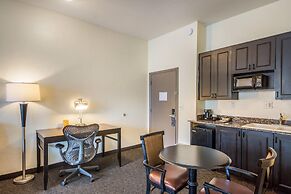 Clarion Inn & Suites Central Clearwater Beach
