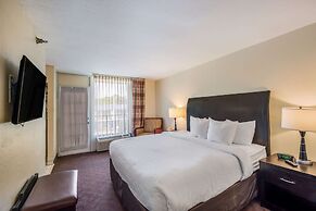 Clarion Inn & Suites Central Clearwater Beach