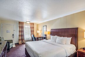 Clarion Inn & Suites Central Clearwater Beach