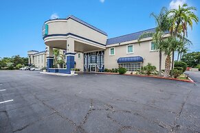 Clarion Inn & Suites Central Clearwater Beach