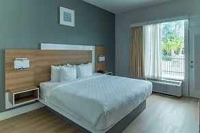 Clarion Inn & Suites Central Clearwater Beach