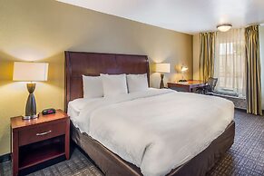 Clarion Inn & Suites Central Clearwater Beach