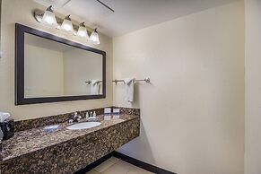 Clarion Inn & Suites Central Clearwater Beach