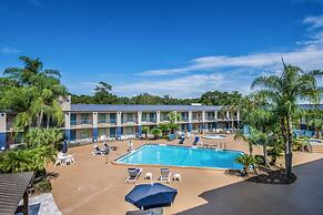 Clarion Inn & Suites Central Clearwater Beach
