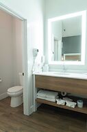 Clarion Inn & Suites Central Clearwater Beach