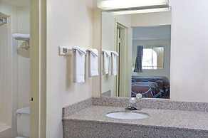 Super 8 by Wyndham Suwanee