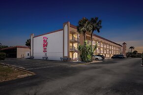 Red Roof Inn PLUS+ & Suites Naples Downtown-5th Ave S