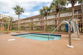 Red Roof Inn PLUS+ & Suites Naples Downtown-5th Ave S