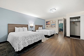 Red Roof Inn PLUS+ & Suites Naples Downtown-5th Ave S