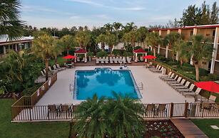 Red Roof Inn PLUS+ & Suites Naples Downtown-5th Ave S