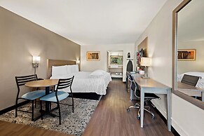 Red Roof Inn PLUS+ & Suites Naples Downtown-5th Ave S