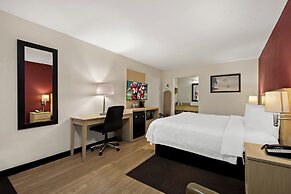 Red Roof Inn PLUS+ & Suites Naples Downtown-5th Ave S