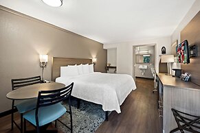 Red Roof Inn PLUS+ & Suites Naples Downtown-5th Ave S