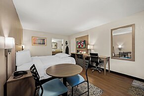 Red Roof Inn PLUS+ & Suites Naples Downtown-5th Ave S