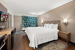 Red Roof Inn PLUS+ & Suites Naples Downtown-5th Ave S