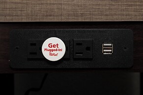 Red Roof Inn PLUS+ & Suites Naples Downtown-5th Ave S