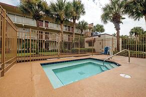 Red Roof Inn PLUS+ & Suites Naples Downtown-5th Ave S