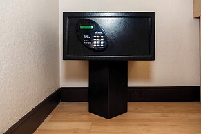 Red Roof Inn PLUS+ & Suites Naples Downtown-5th Ave S